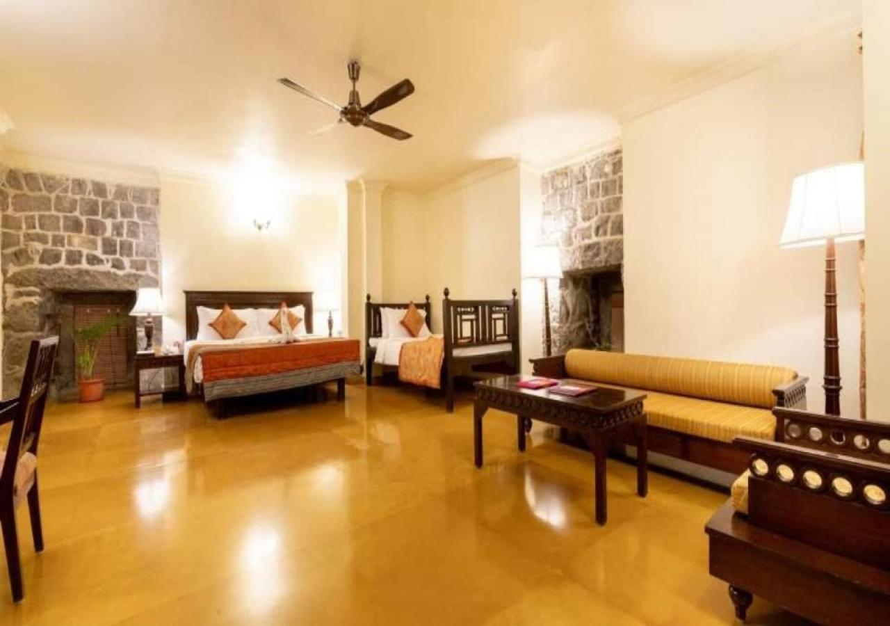 Fort Jadhavgadh -A Gadh Heritage Hotel Sasvad Exterior photo